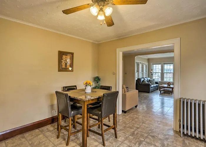 Lakewood Home W/ Yard ~ 8 Mi To Cleveland!