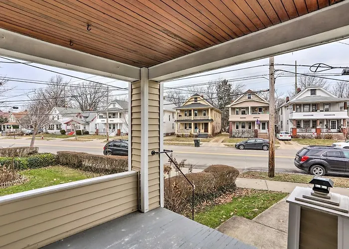 Lakewood Home W/ Yard ~ 8 Mi To Cleveland!