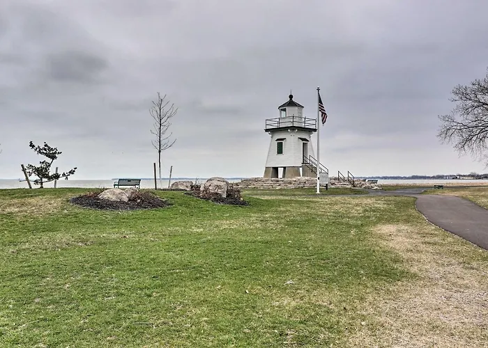 Port Clinton Getaway - Walk To Beach & Restaurants